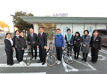 スルガ銀行下田支店の社員と一緒に