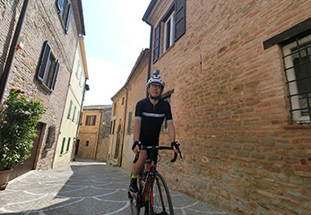 石畳の古い町をバイクで走ることができて感激！