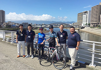 沼津市役所の職員で構成された「サイクリストフレンドリーエリア創造プロジェクトチーム」のメンバー。見送りに駆けつけてくれました