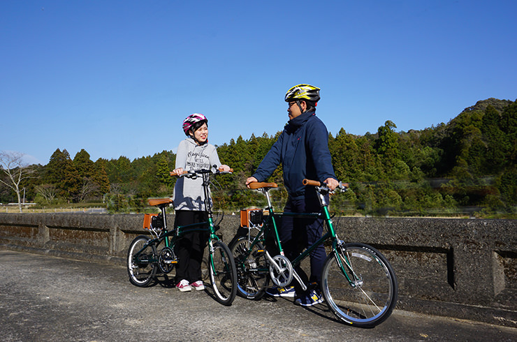 デイトナ本社周辺でDE01を体験 写真右はE-BIKEグループ 篠原裕希さん