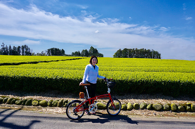 島田市のシティプロモーション企画「茶輪子」での撮影風景。牧之原台地の茶畑をバックにDE01のフレームが映える。（撮影協力:島田市）