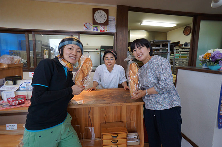 お店の店長さんと一緒に撮影