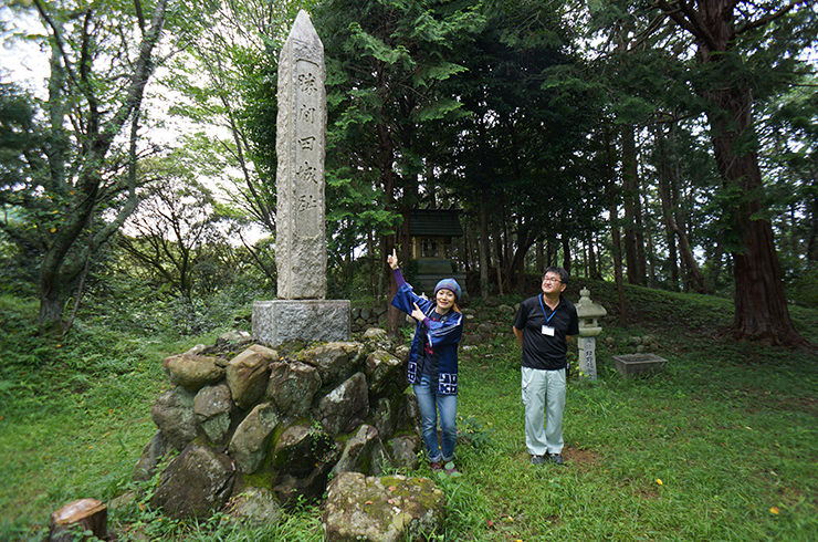 勝間田城跡碑の前で