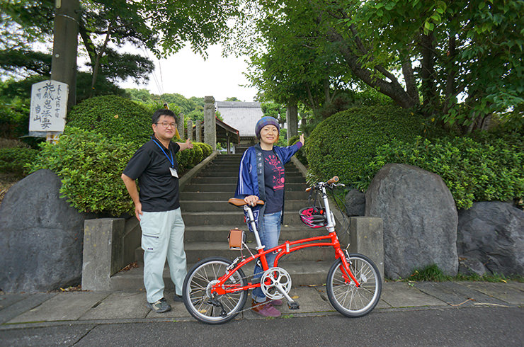 「清浄寺」山門で松下氏と記念撮影