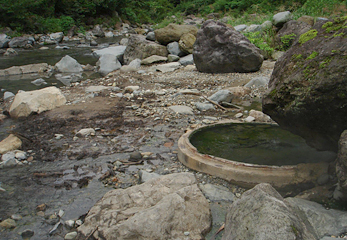 泥水とは正反対の無色透明の湯