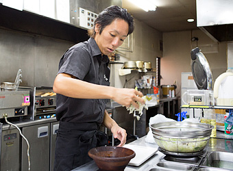 調理場に立つ筒井さん